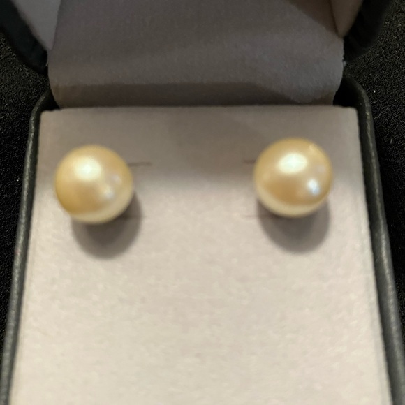 Jewelry - Genuine 14kt and big pearl earrings new in box